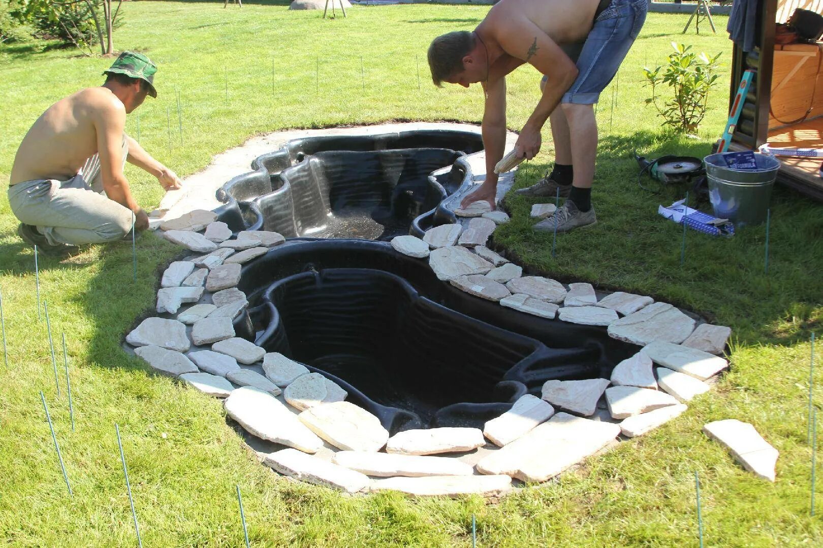 Декоративный пруд из ванны. Прудик на даче из подручных средств. Прудик на даче. Прудик на даче. Как сделать водоем.