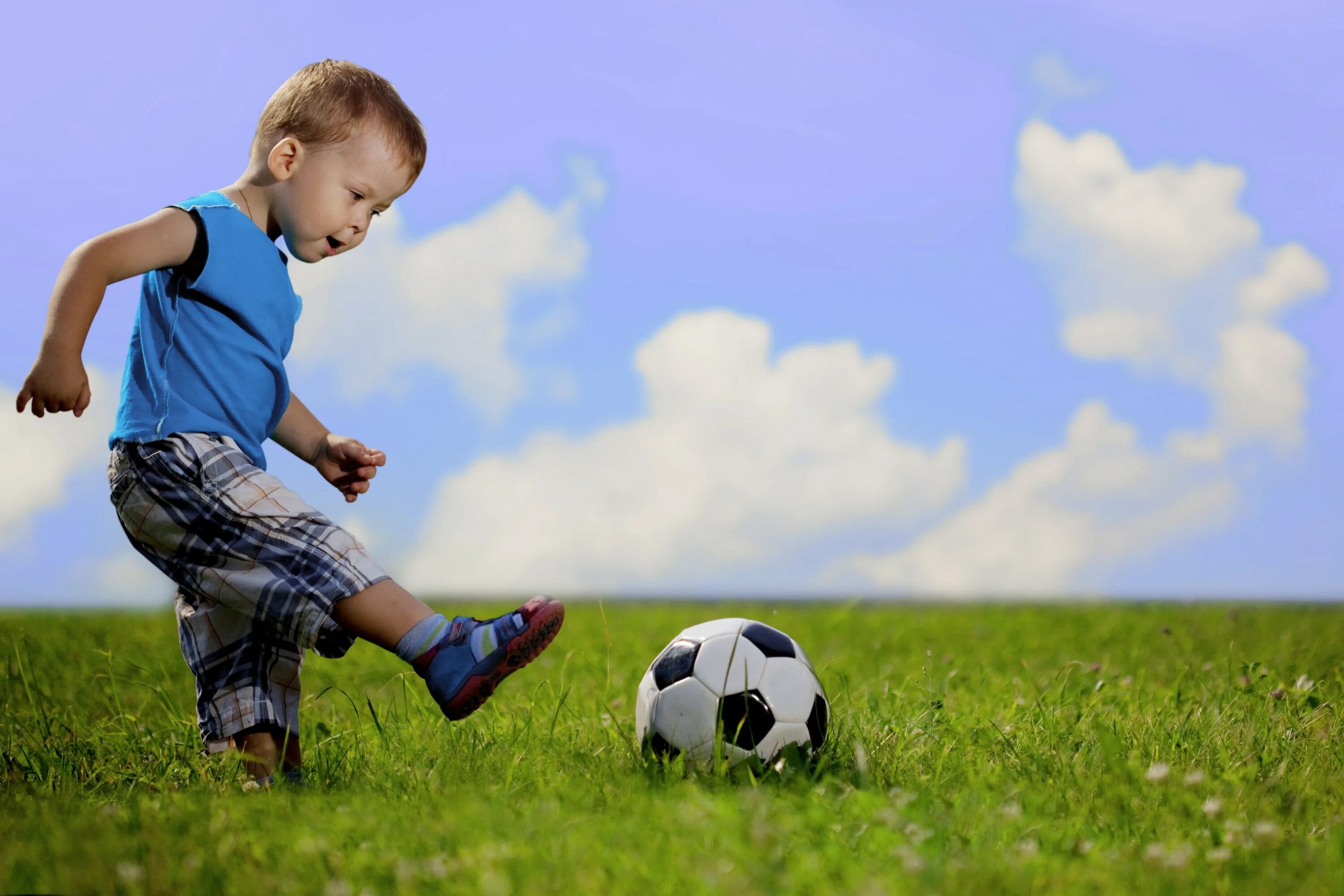 I can playing football. Спорт дети. Всемирный день детского футбола. Мяч для детей. Мальчик с мячом.