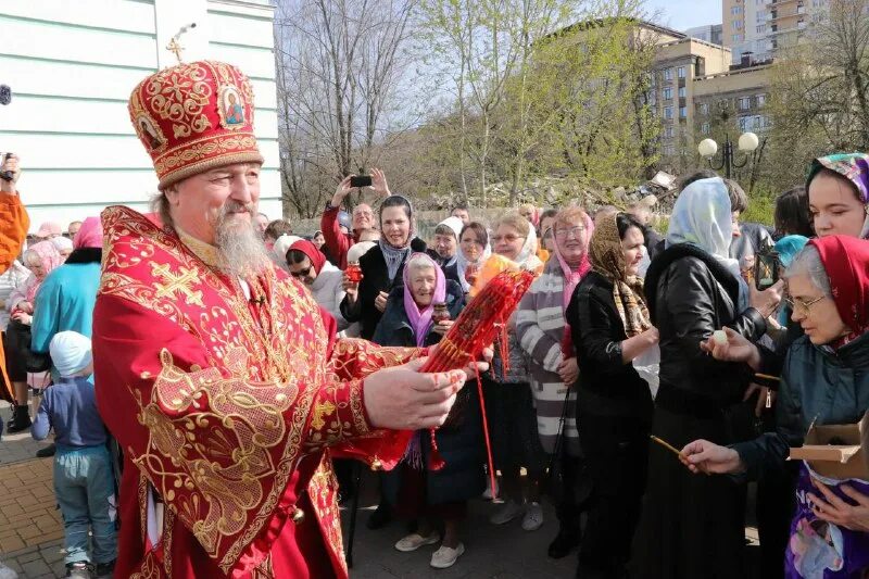 Пасхальный крестный ход. Пасхальный крестный ход в Греции. Пасхальная служба голосом. Лампадка для крестного хода.