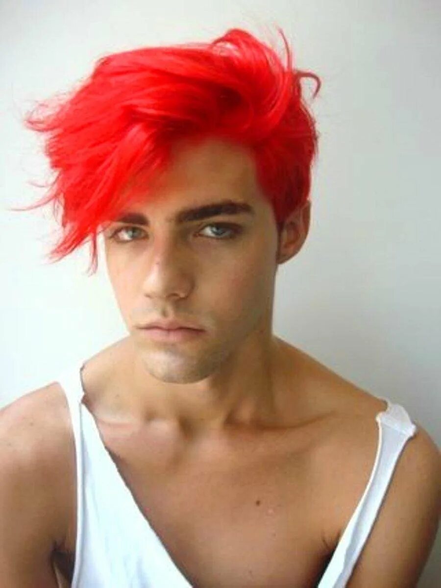 Парень с черно красными волосами. Красные волосы у мужчин. Красный цвет волос у парней. Необычный цвет волос у мужчин.