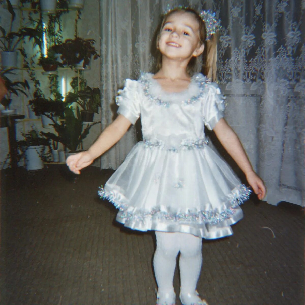 Бой курантов как снежинка таю песня. Салют бой курантов. Выпьем за новый год. Бой курантов тайм снежинка. Анастасия сотникова бой бой курантов.