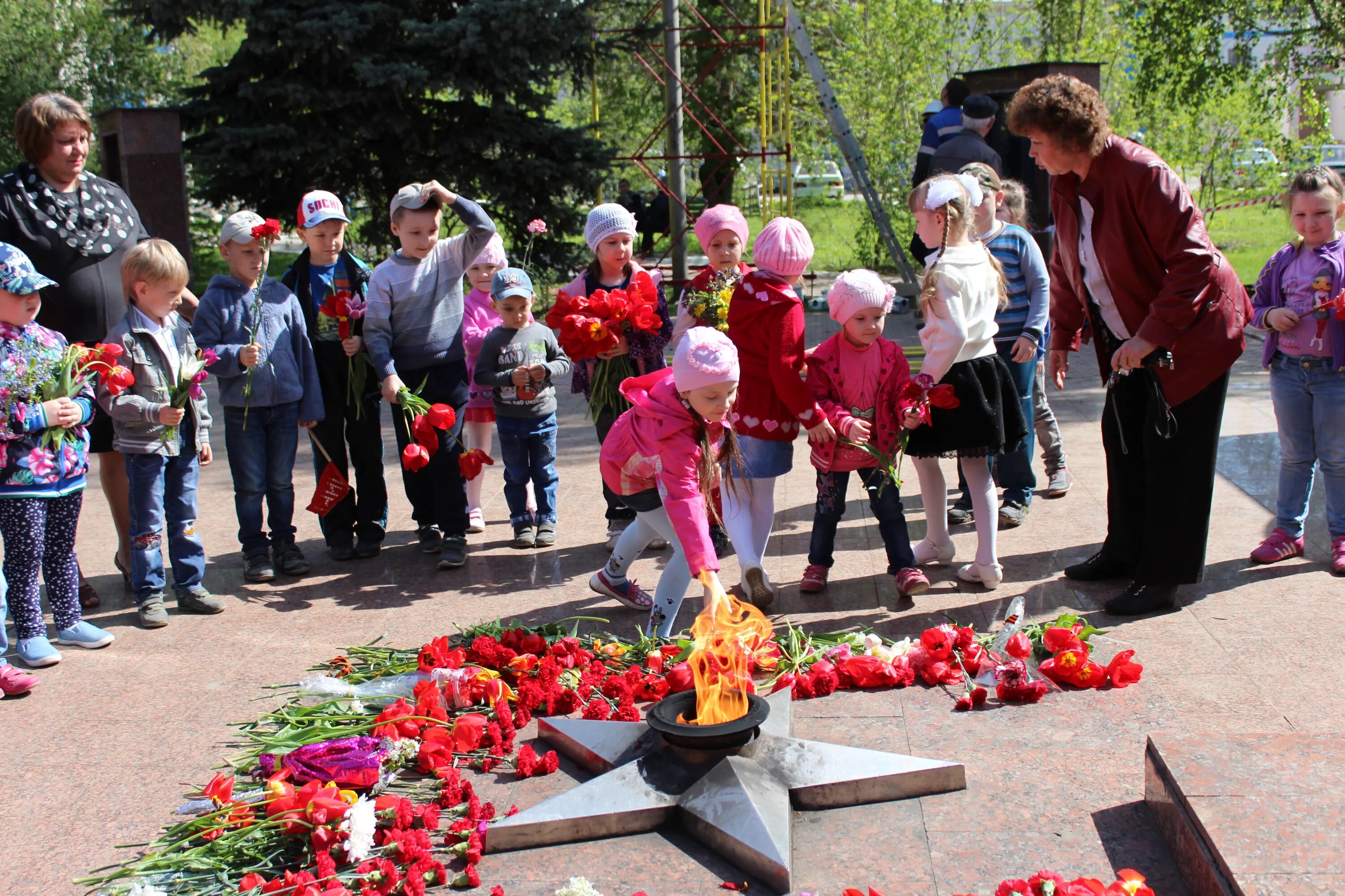 9 мая для дошкольного возраста. Возложение цветов к обелиску. Дети возлагают цветы к Вечному огню. Возложение цветов дети. Экскурсия к Вечному огню в детском саду.
