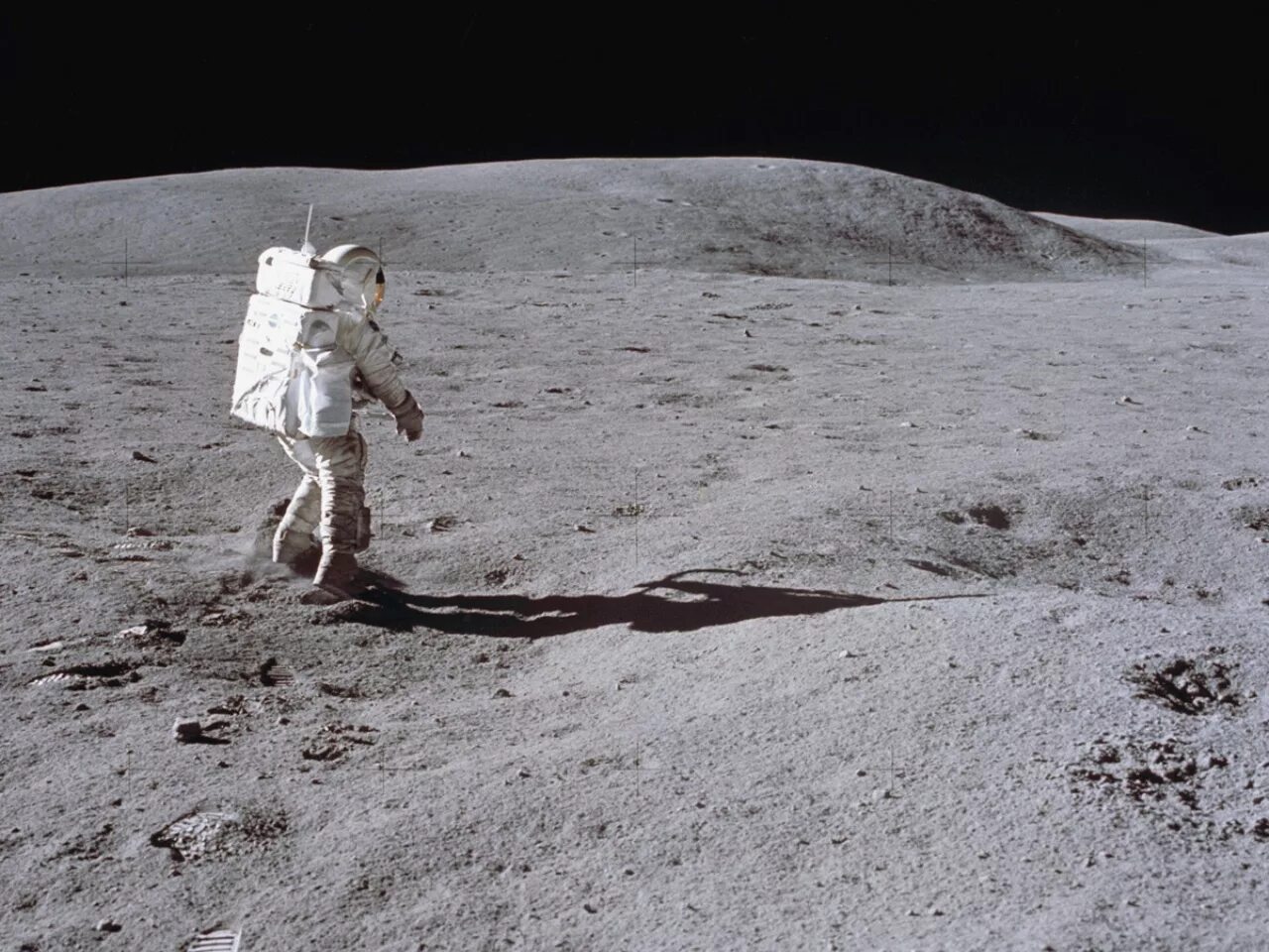 Есть ли на луне. Аполлон 16 фото на Луне. Чарльз Дьюк на Луне. Человек на Луне 1969. Снимки с поверхности Луны Аполлон.