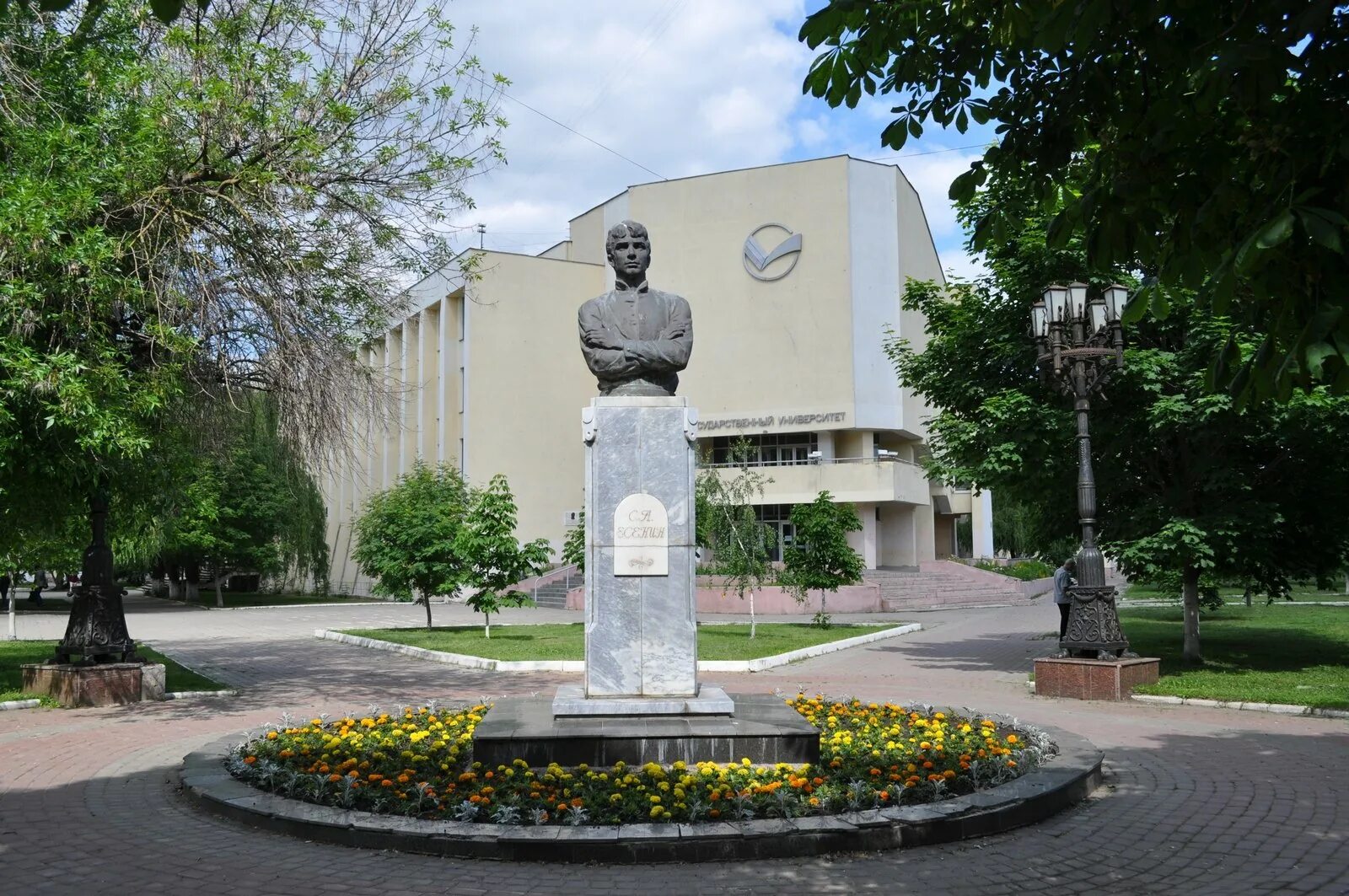 Памятник с. а. Есенину (орёл). Памятник поэту Есенину в Орле. Город орёл памятник Есенину. Памятник Есенина г. орёл.