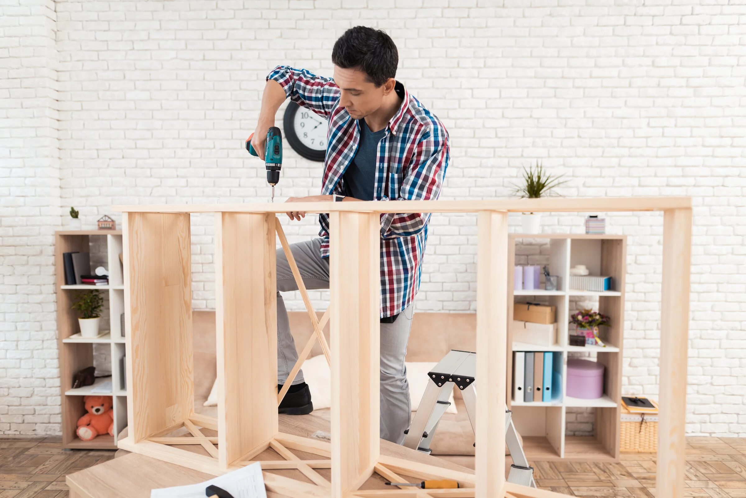 Сборка мебели ikea. Сборка мягкой мебели. Человек собирает кровать. Furniture assembling. Ремонтирует диван.