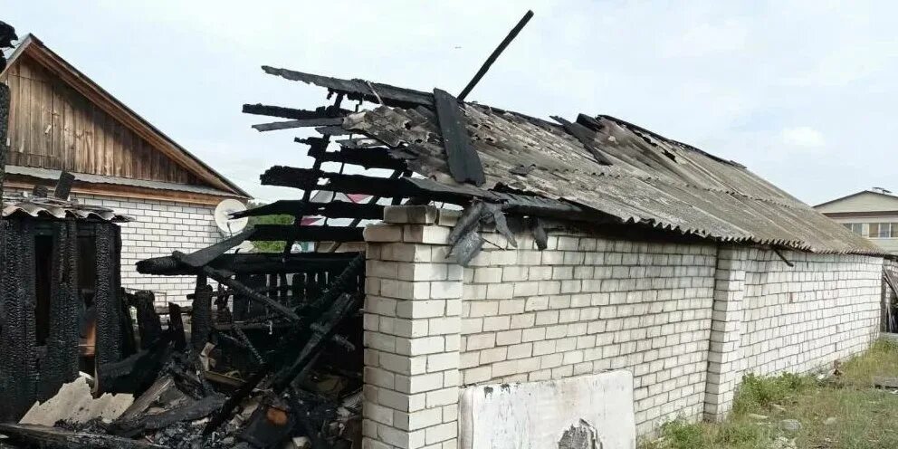 Мальчика подожгли в сарае. Дом горит. Поджог сарая с мирными жителями. Горящий город. Горящий коровник.