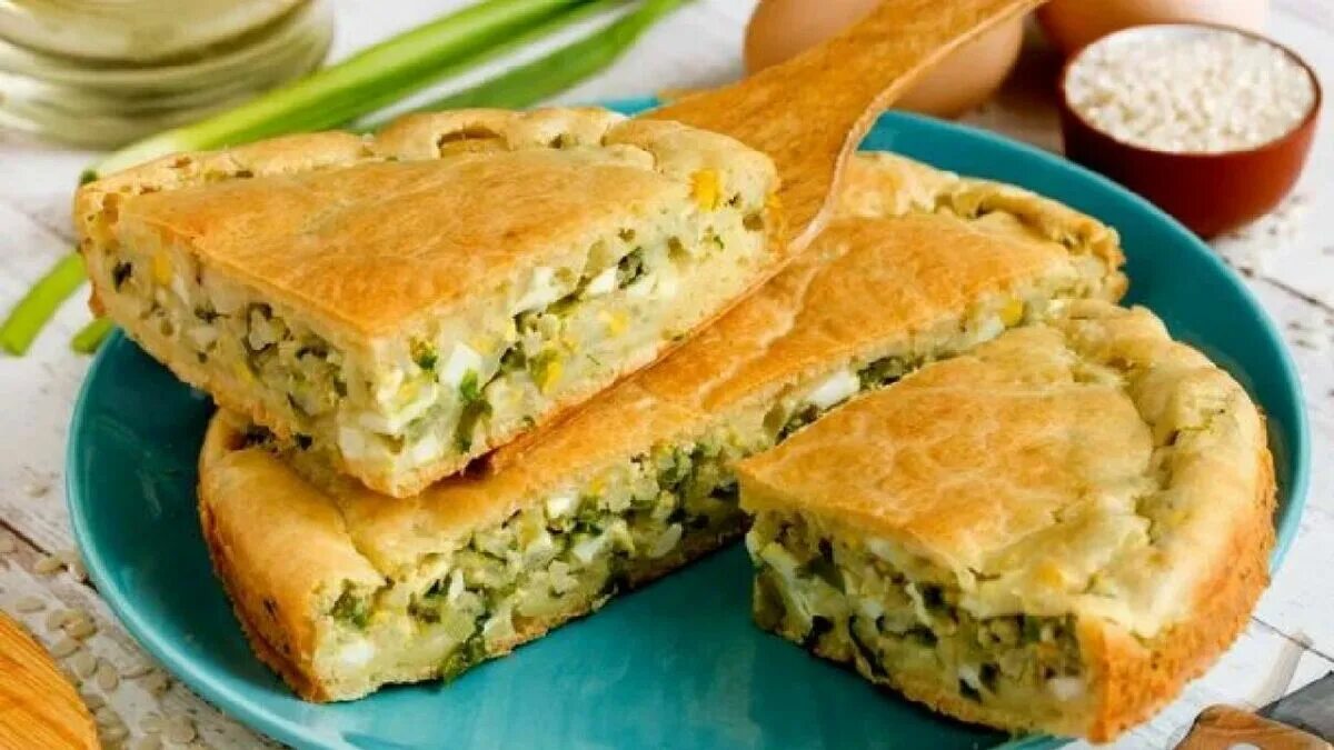 Заливной пирог с рисом луком и яйцом