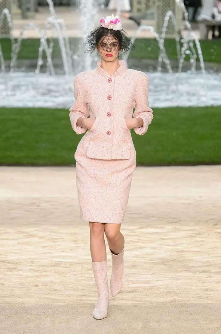 Твидовый костюм Шанель 2020. Твидовый костюм Коко Шанель. Твидовый костюм Chanel. Костюм Коко Шанель из твида. Розовый костюм с юбкой