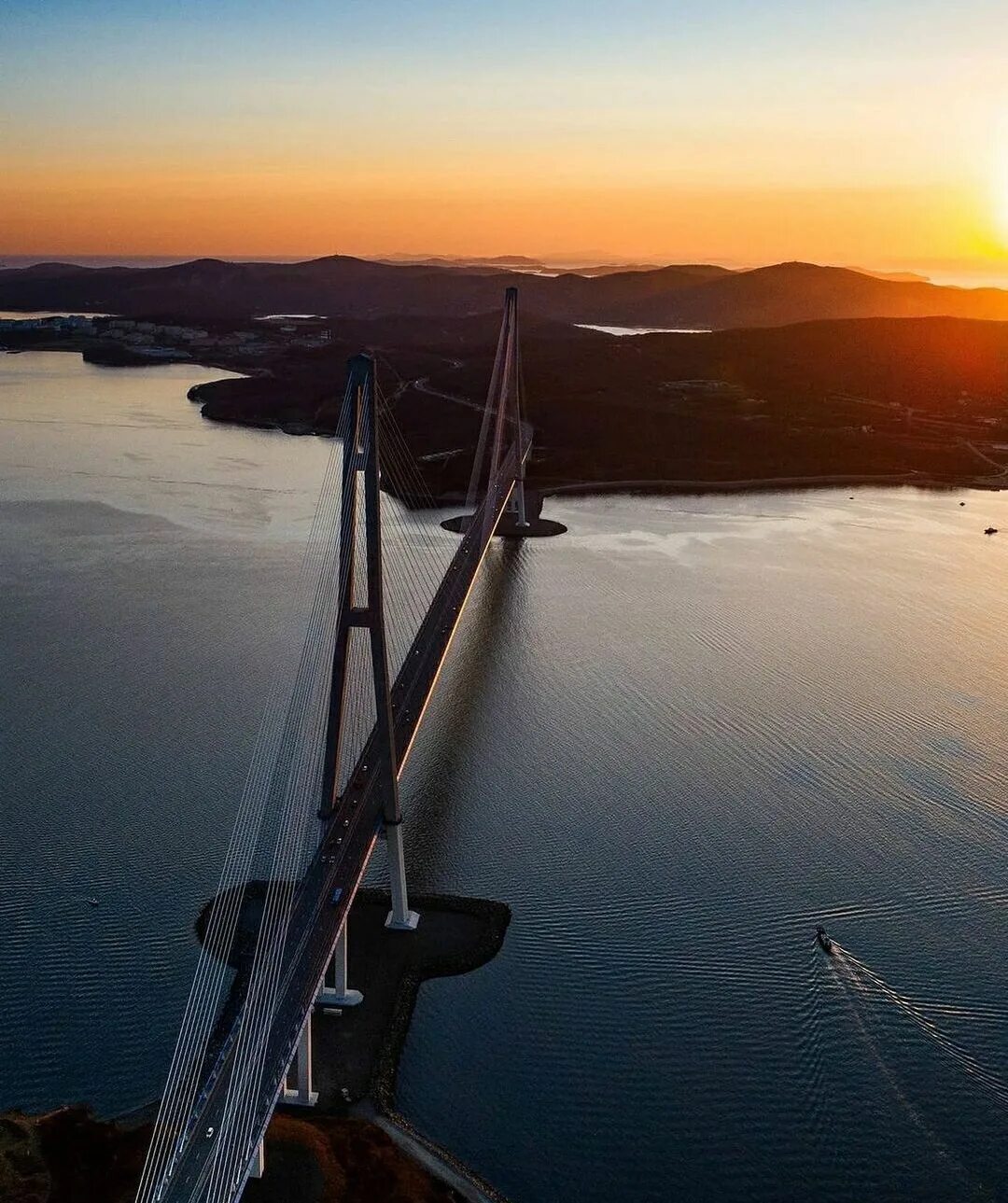 Мост Владивосток рассвет. Русский мост Владивосток. Рассвет на Дальнем востоке. Рассвет на мосту.