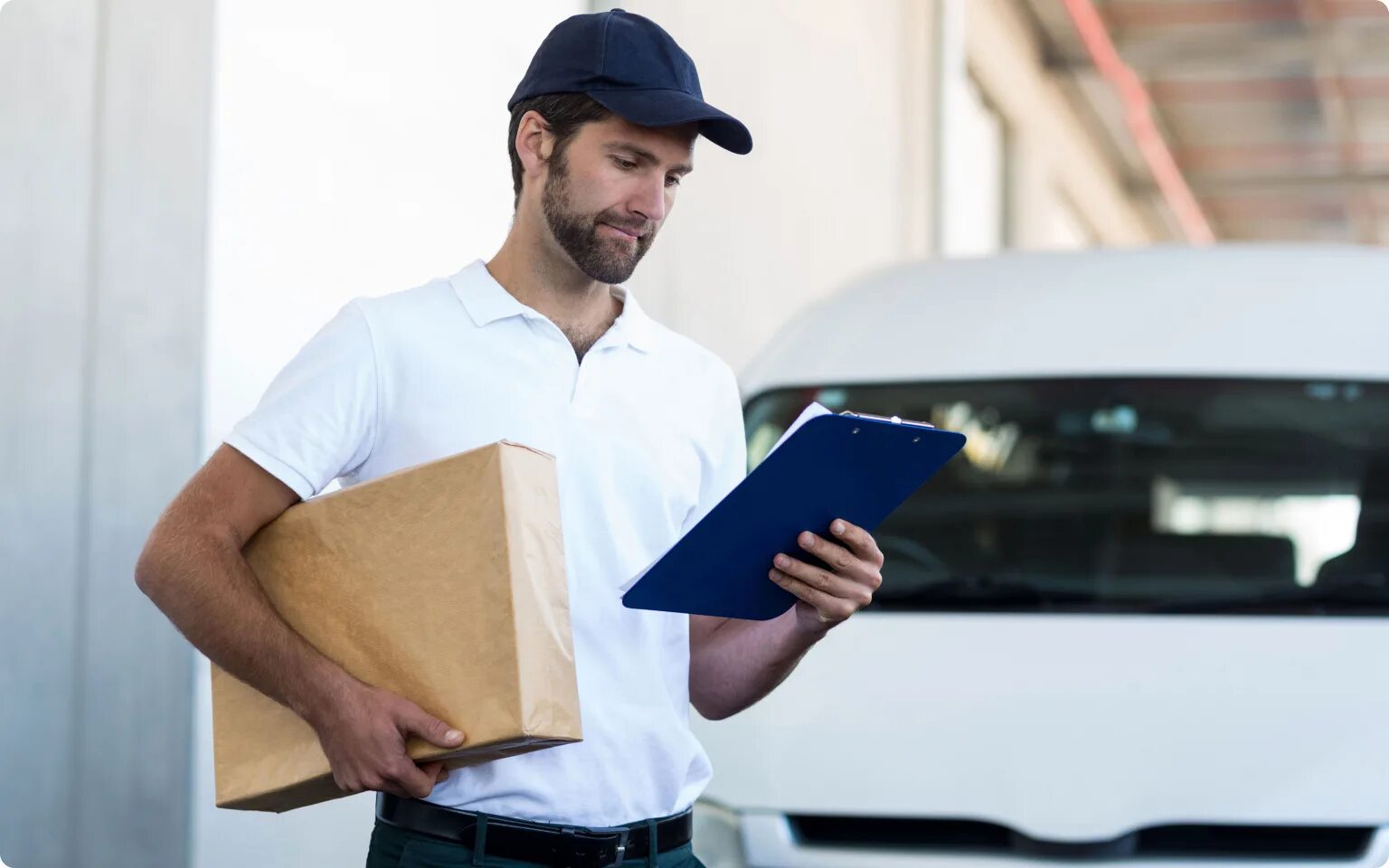 Водитель экспедитор. Работа курьером межгород. Довольный водитель за рулем. Работа курьером межгород. Курьер на машине.
