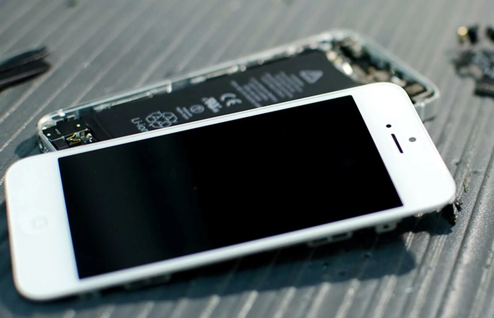 Iphone 5 screen. Ремонт iphone. сломался айфон 5 s. ремонт айфона фото. айфон 5 фото экрана.