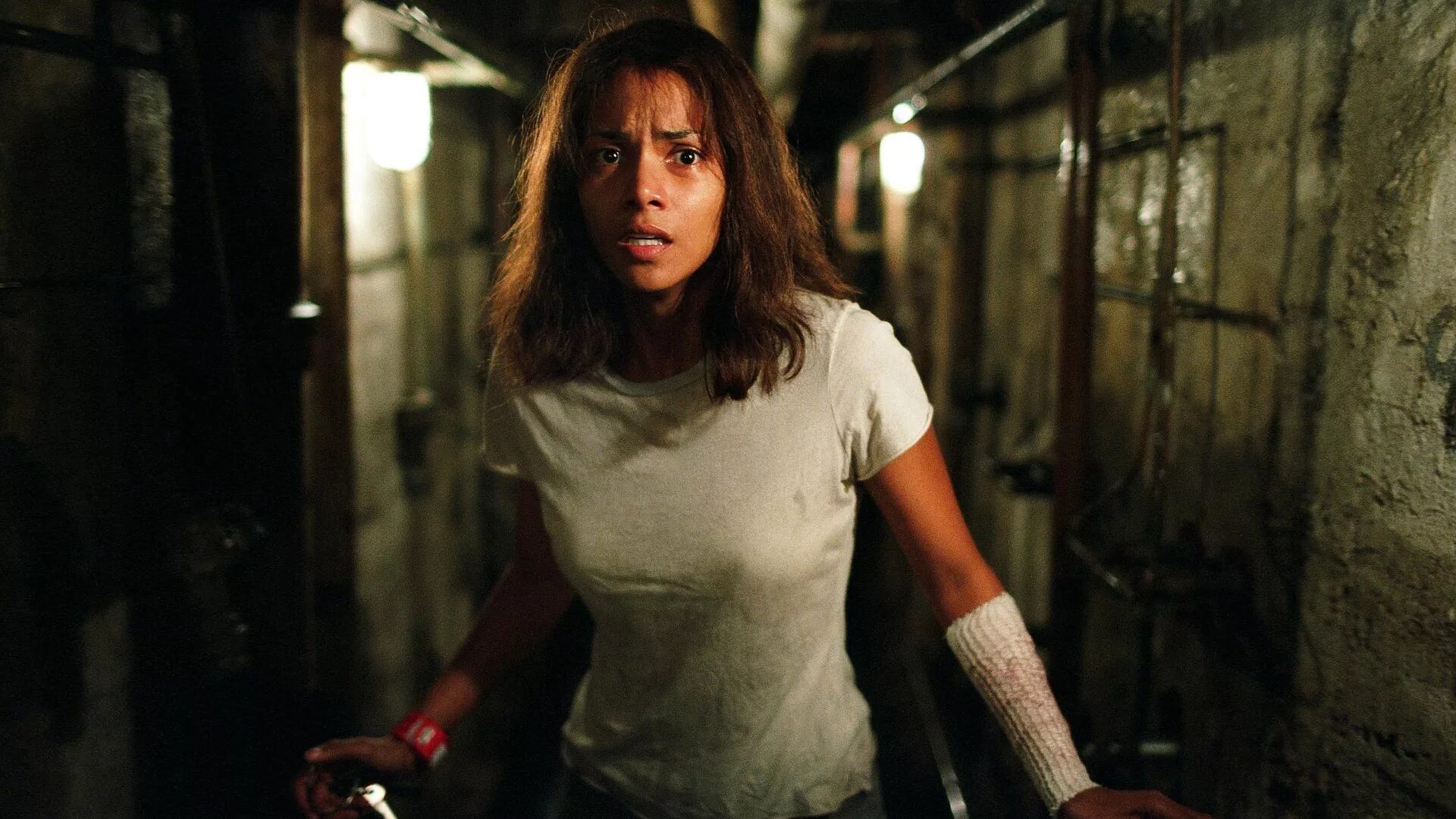 Холли Берри 2003. Gothika 2003. Готика Gothika (2003). Холли Берри Готика. Триллер про загадочные