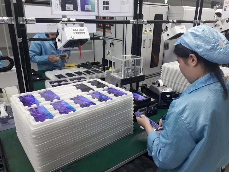 Производство телефонов. Производство смартфонов. Сборка телефона. Производство телефонов. Производственный компьютер.