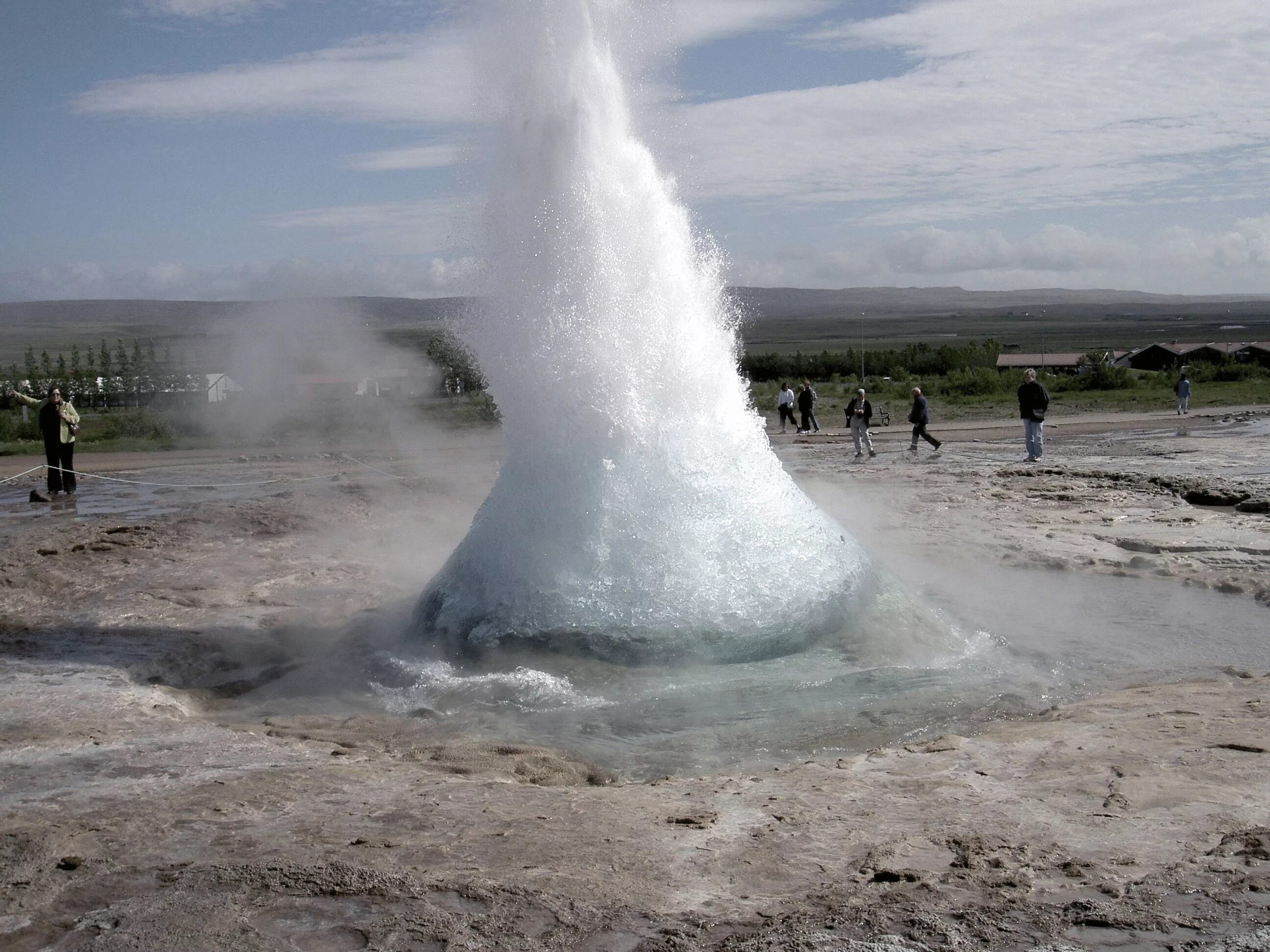 Самое мощное теплое. Великий Гейсир Исландия. Гейзер Гейсир Исландия. Гейзер Строккюр в Исландии. Гейзер фонтан Долина гейзеров.