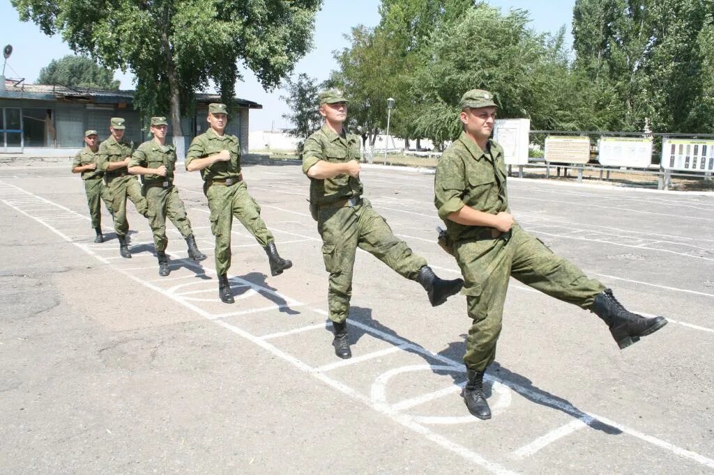 Слово плац. "Строевая подготовка" армия РФ. Солдаты на плацу. Строевой шаг в армии. Солдаты на строевой.