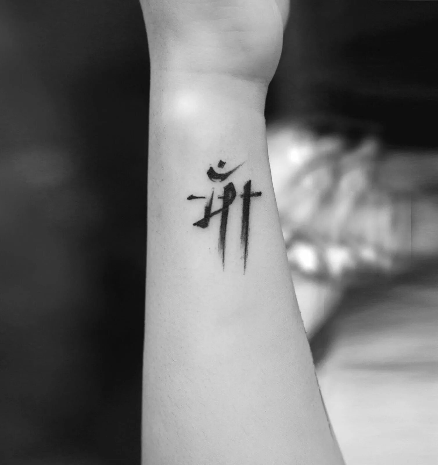 Тату на запястье для девушек маленькие. Татуировки для девушек на руке. Тату на запястье для девушек. Тату на запястье со смыслом для девушек. Тату на запястье для девуш.