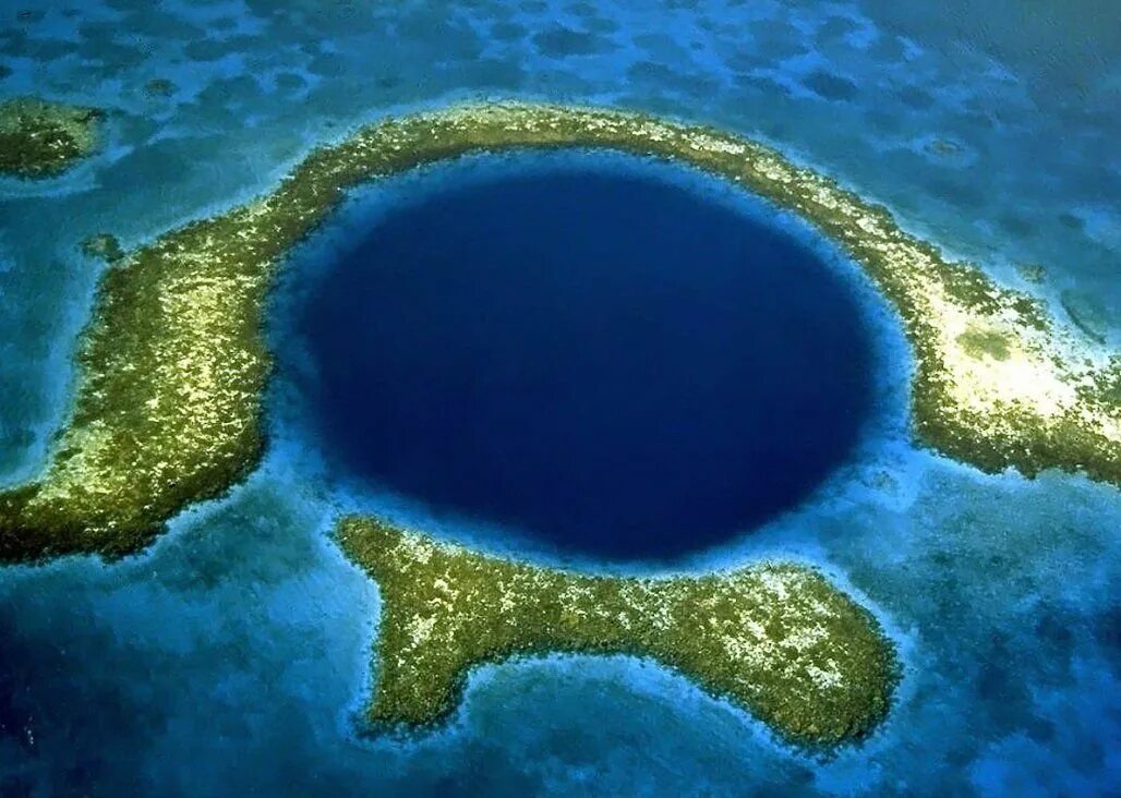 Самая большая глубина на земле. Белизский Барьерный риф и большая голубая дыра. Большая голубая дыра, Лайтхаус-риф. Большая голубая дыра Юкатан. Большая голубая дыра Белиз Центральная Америка.