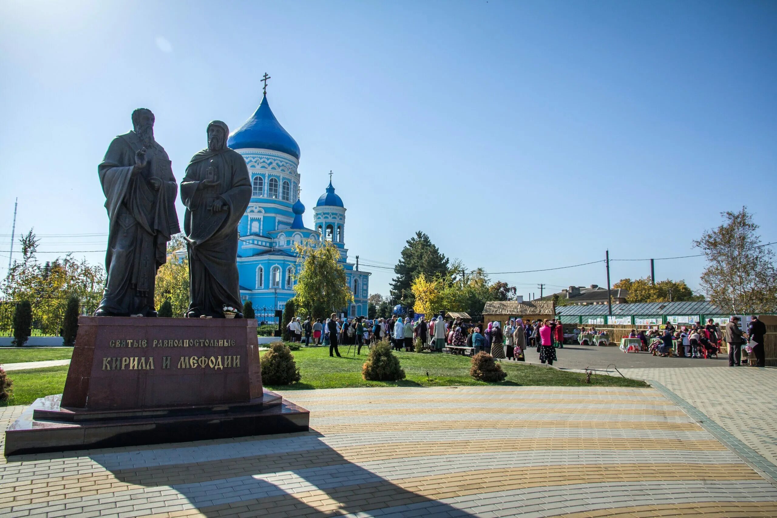 Станица каневская население. Станица Каневская Краснодарский край. Каневская достопримечательности. Памятник Кириллу и мефодию в Каневской. Памятники военной истории Каневского района.