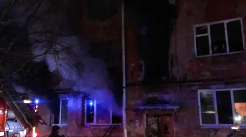 Триумф горит. Пожар в омске. Пожарные омск. Ишимская 13 омск. Пожар омск розовка.