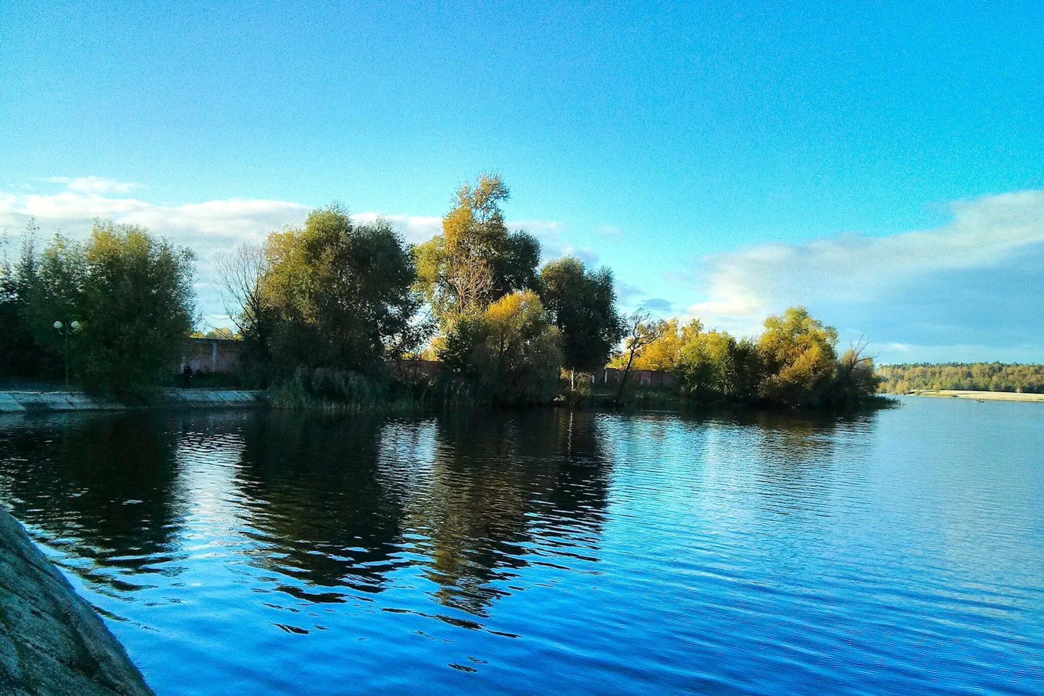 Разные озеры. Городское водохранилище Гусь Хрустальный. Городское озеро Гусь-Хрустальный. Городское искусственное водохранилище Гусь Хрустальный. Гусь Хрустальный пляж.