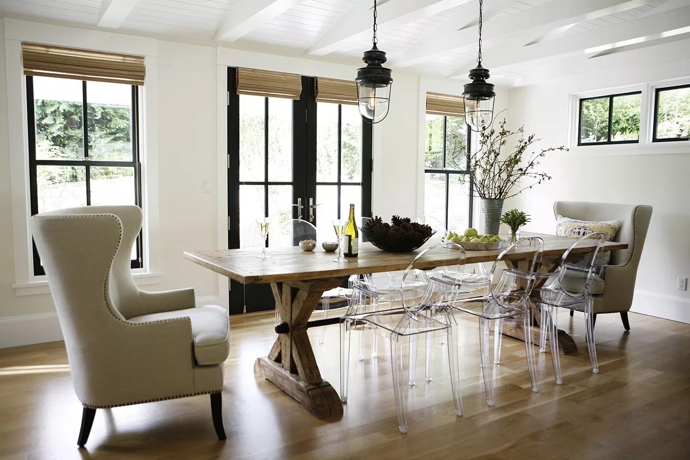 Bedroom dining room. Американский фармхаус интерьер. Прозрачные стулья в интерьере. Прозрачные стулья в интерьере кухни. Пластиковые стулья в интерьере.