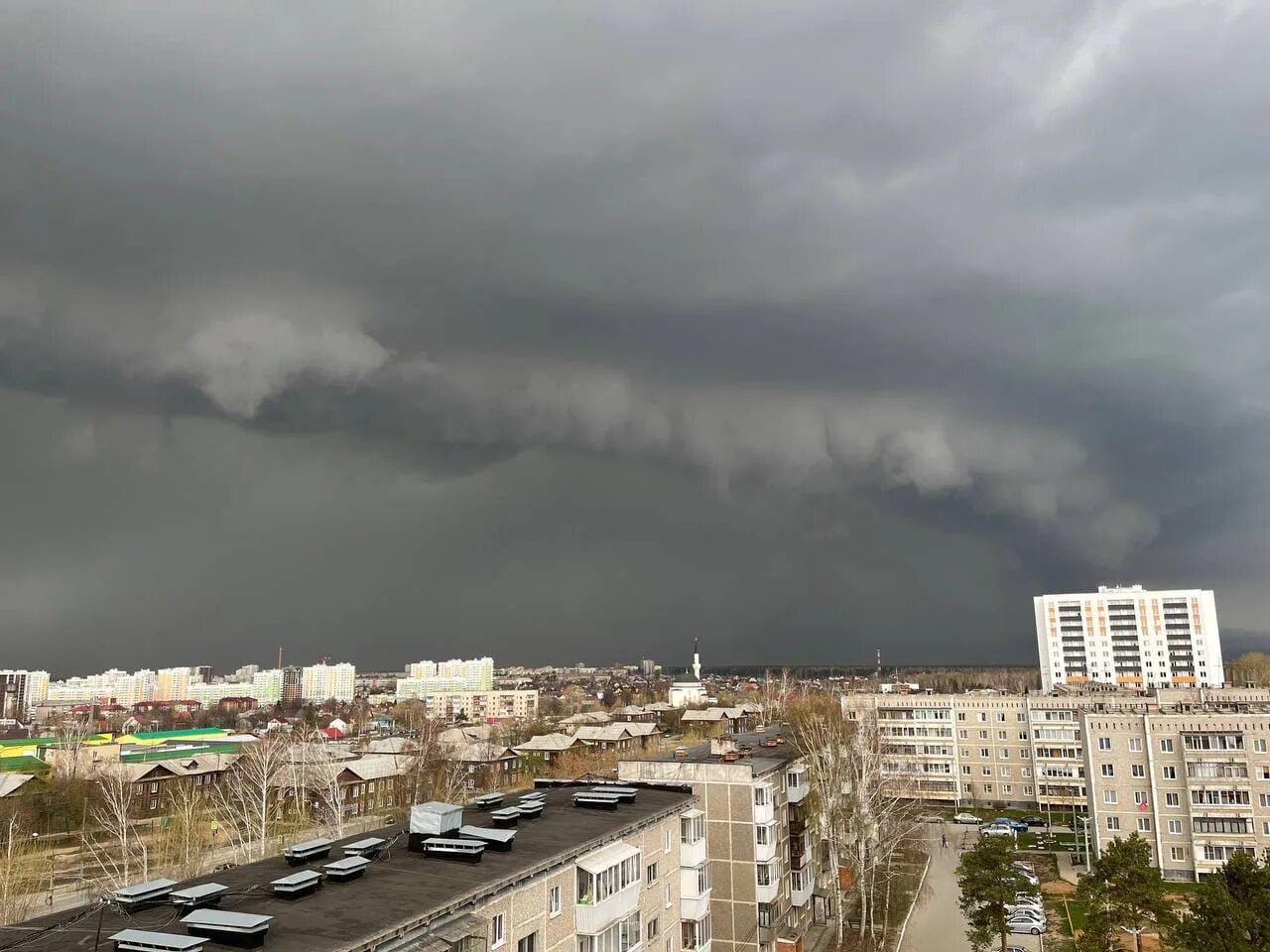 Коптит небо 5. Екатеринбург тучи. тучи перед ураганом. небо над екатеринбургом. грозовые тучи в екатеринбурге.