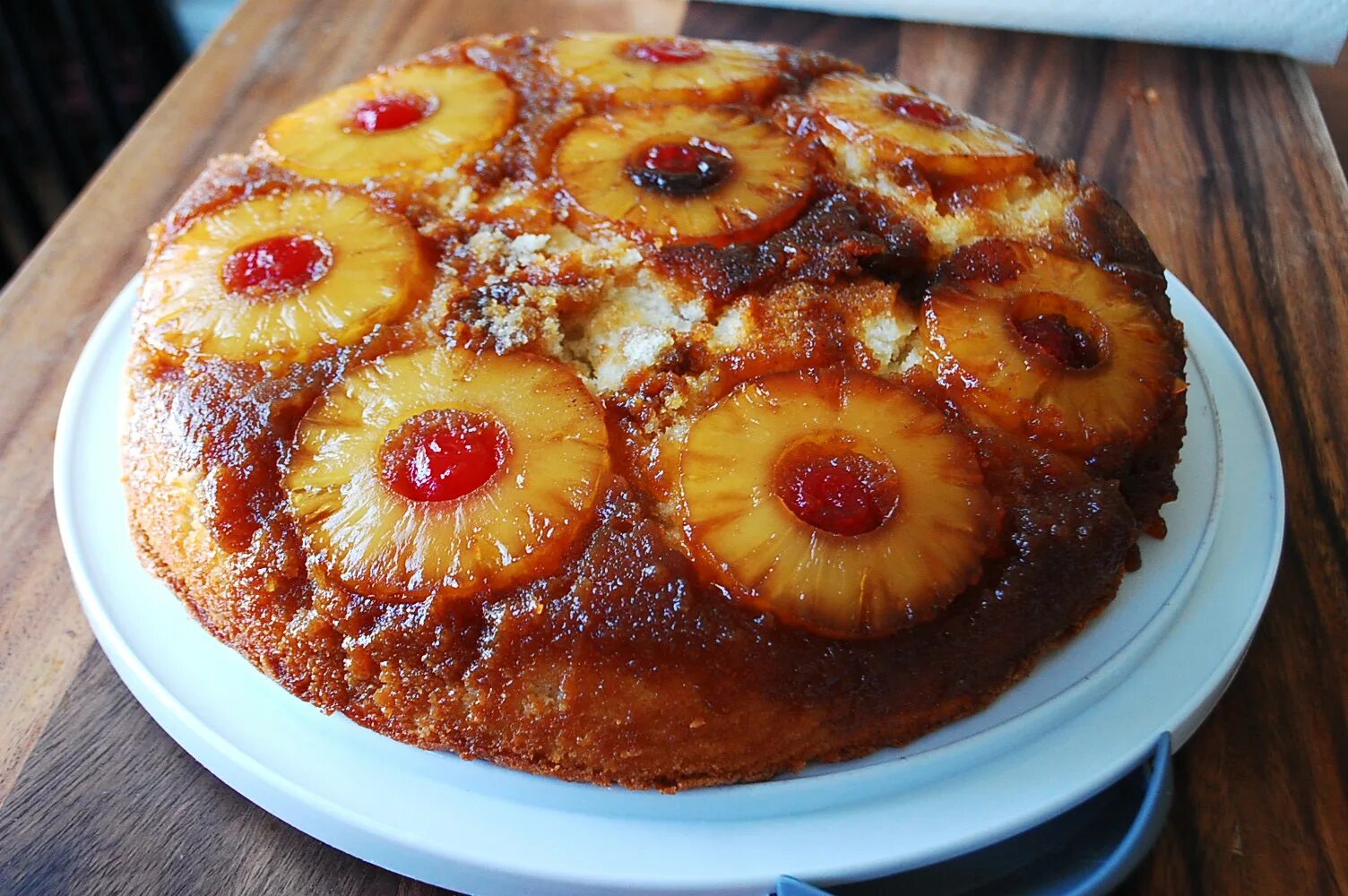 Pineapple upside-down cake пирог-перевертыш. Ананасовый тартатен. Пирог перевертыш с ананасами. Пирог с ананасами. Тарт татен с ананасами.