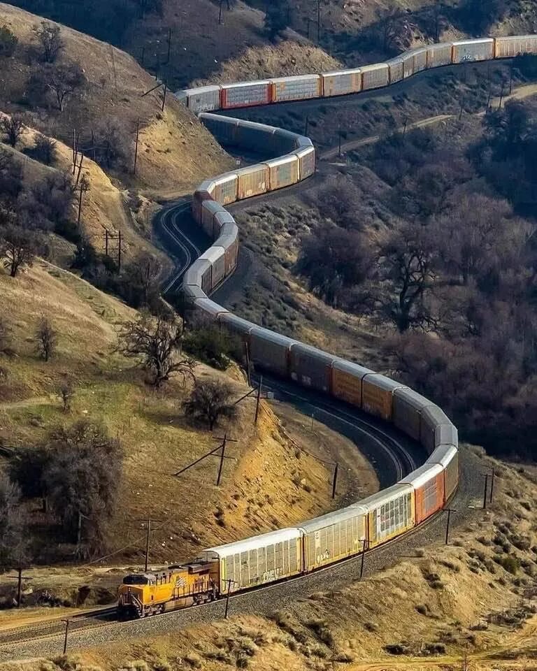 Дорога змейка. Железная дорога. Железная дорога в горах. Американские железные дороги. Поезд в горах.