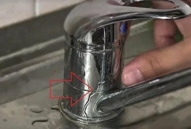 Подтекает однорычажный смеситель. Подтекает кухонный смеситель однорычажный. Протекает смеситель на кухне у основания крана. Течь кухонного смесителя снизу