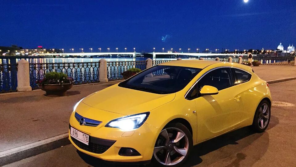 Купить опель в петербурге. Opel Astra GTC Yellow. Opel Astra j GTC желтая. Opel Astra GTC 2022 желтая.