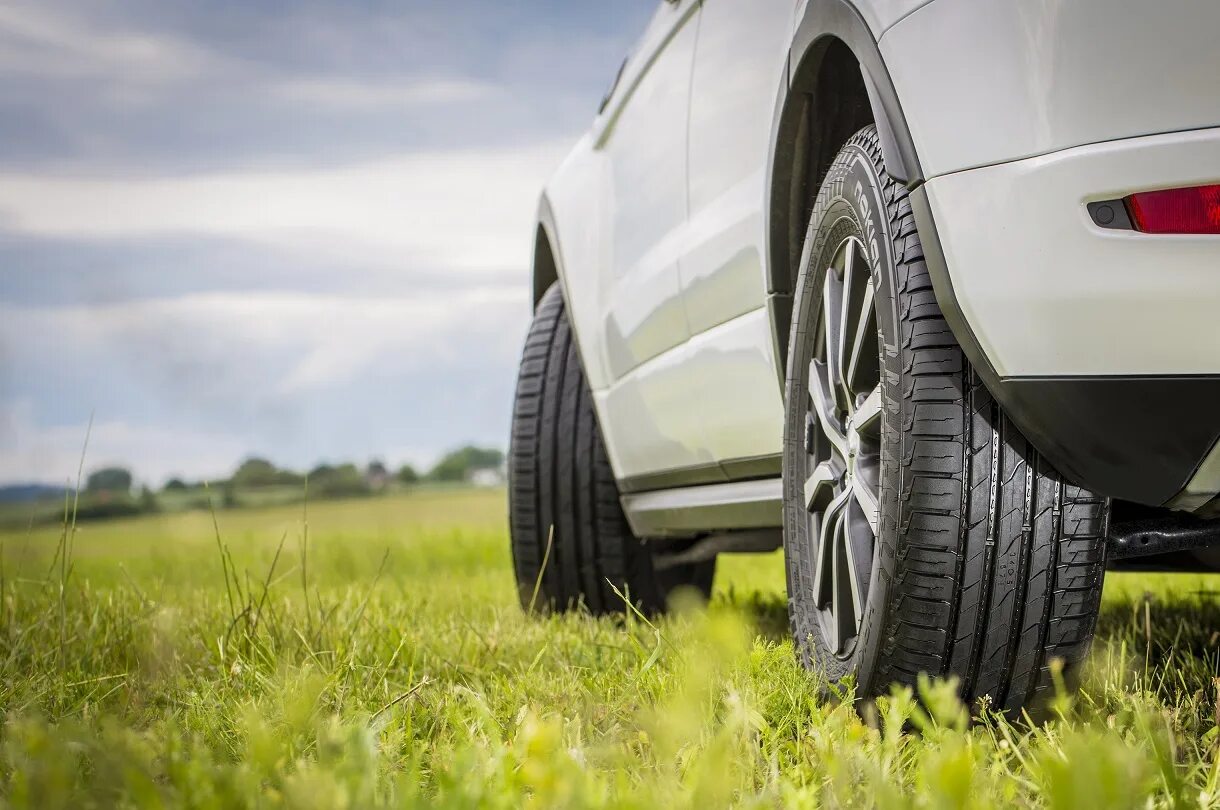 Колеса лето. Nokian tyres на машине. хакапелита лето. шина автомобиля. шины лето.