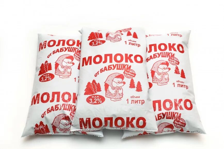 Молоко в полиэтиленовых пакетах. Молоко в пакете. упаковка молока в пакеты. мягкая упаковка молока.
