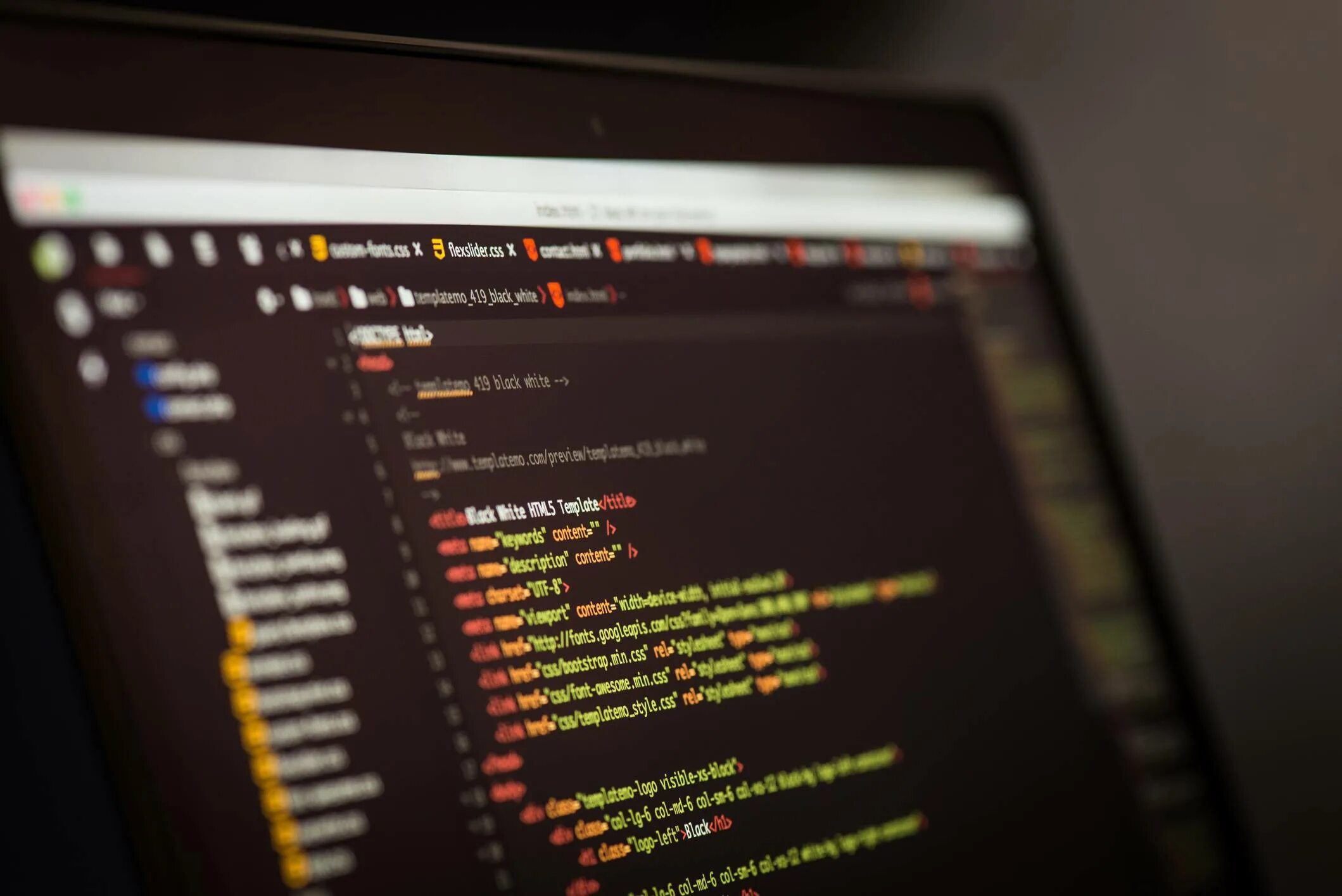Html экрана. Программный код на мониторе. монитор с кодами. html код. монитор с кодом html.