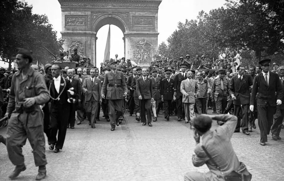 Капитуляция франции во второй. Освобождение Франции 1944 Шарль де Голль. Шарль де Голль в Париже 1944. Шарль де Голль 2 мировая война. Шарль де Голль освобождение.