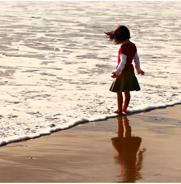 Девушка на берегу моря. Идти по берегу это. Девушка на берегу моря. Девушка гуляет по берегу. Идти по берегу это.