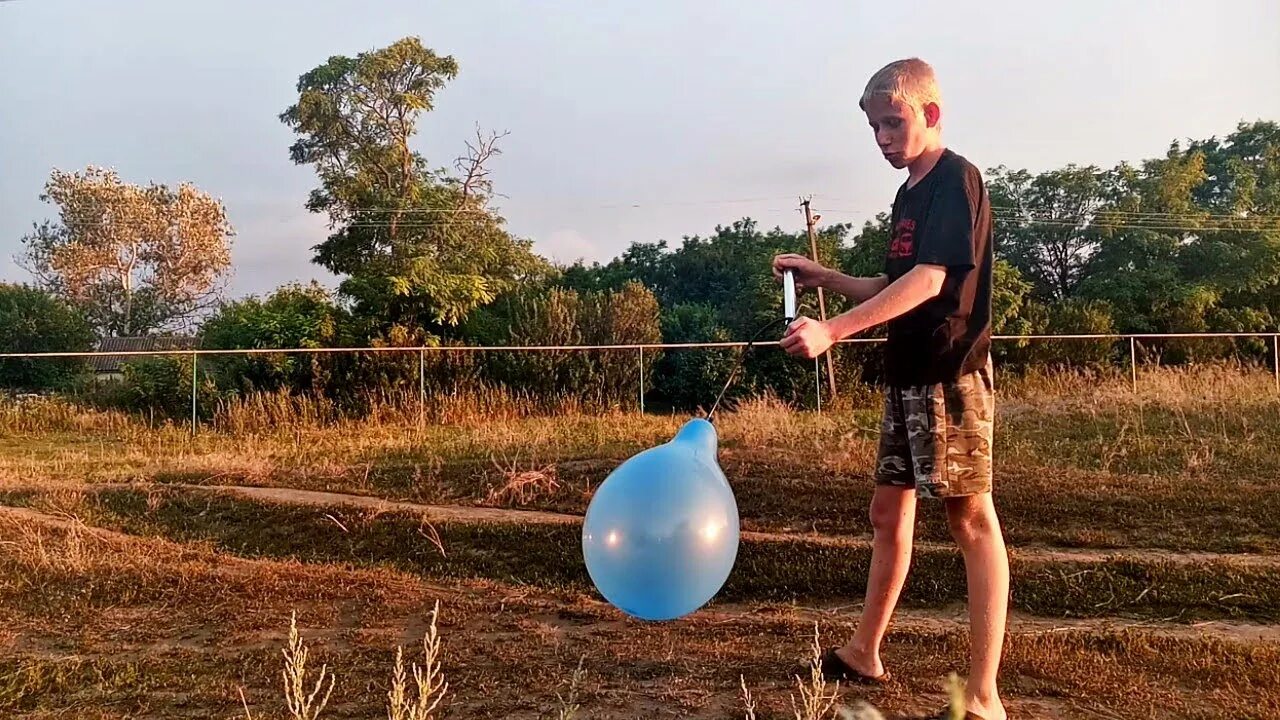 Большие шары видео. Надувает шар. Воздушные шарики надувать. Надутый воздушный шарик. Девушка надувает воздушный шарик.