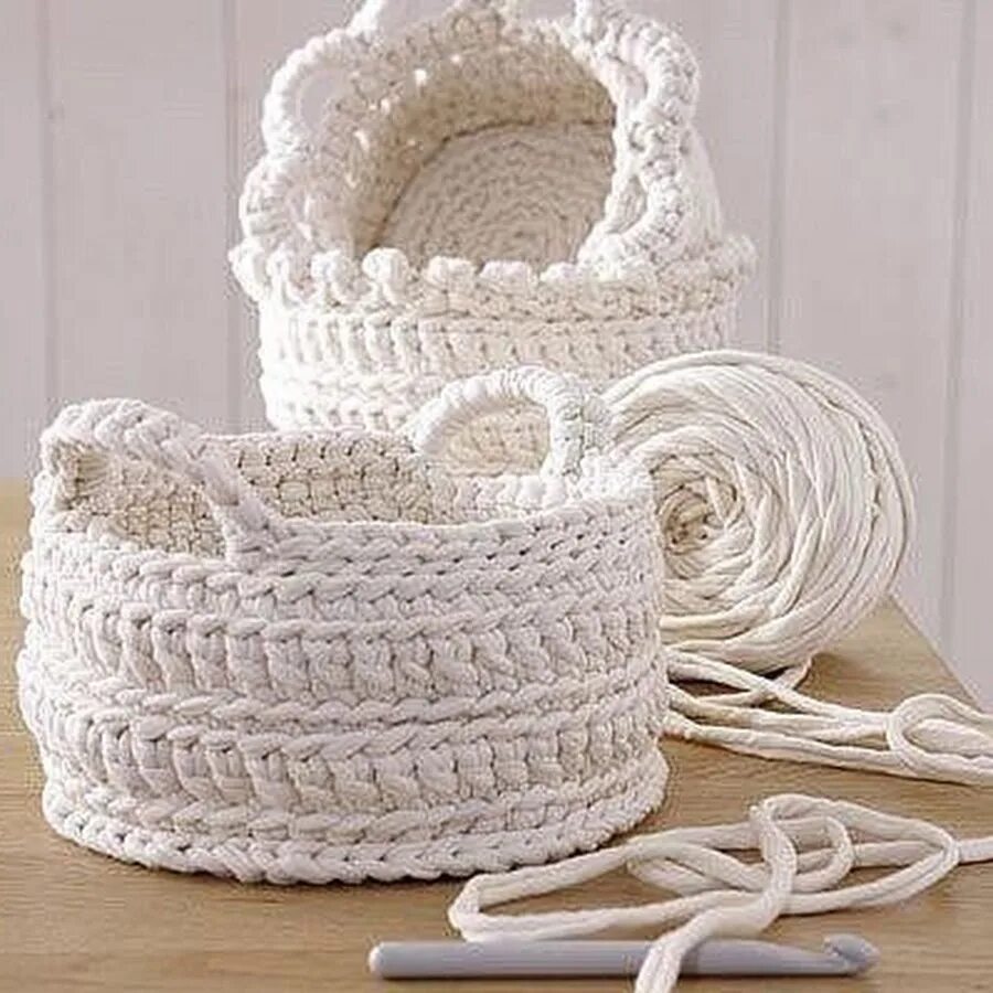 Вязаные корзинки. Вязаные корзинки. Вязаные коробки. Корзинки из трикотажной пряжи. Связанная корзинка.