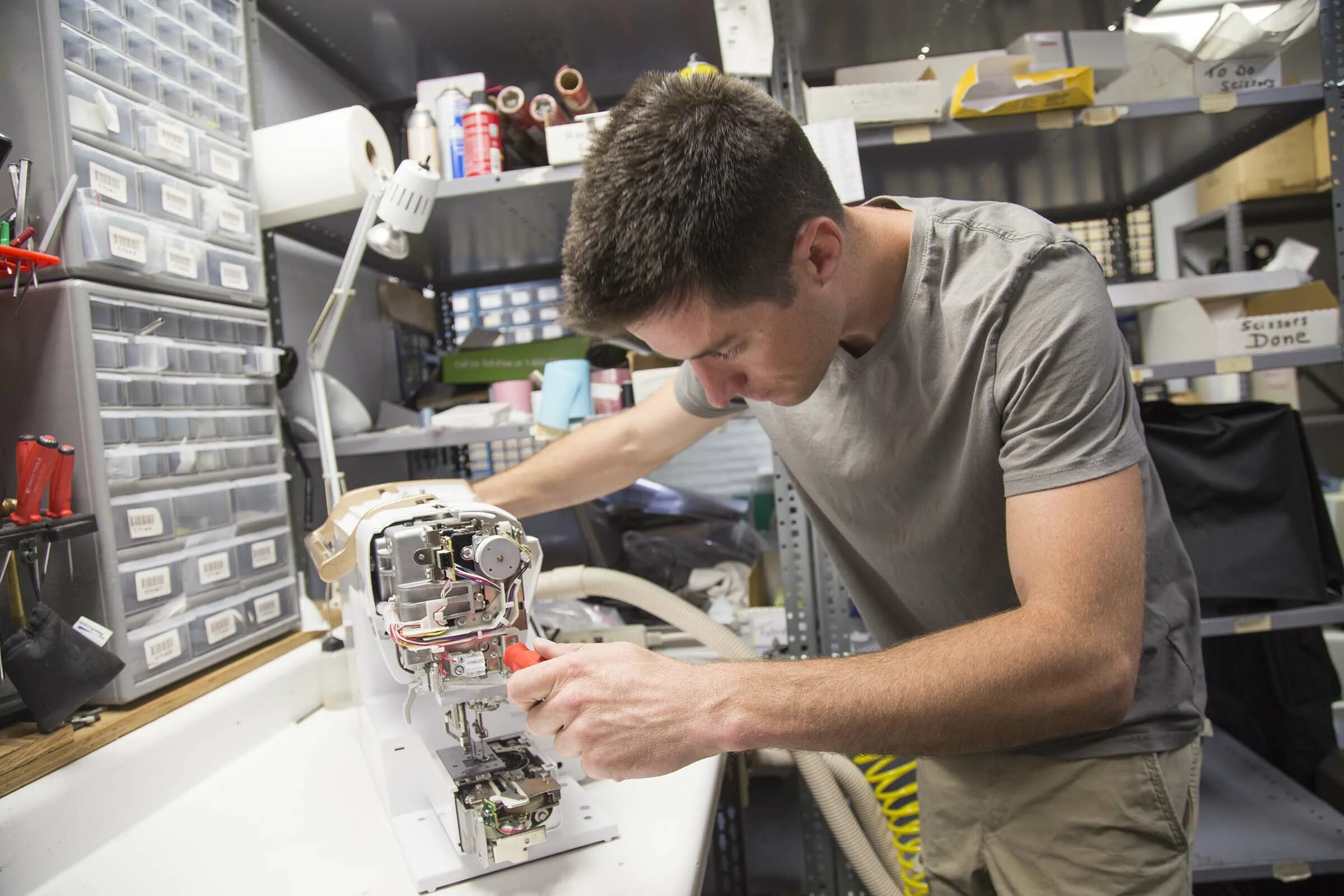 швейная мастерская в машине. мастер по швейным машинкам. адрес мастерской по ремонту швейных машин. ремонт швейных машин. адрес мастерской по ремонту швейных машин.