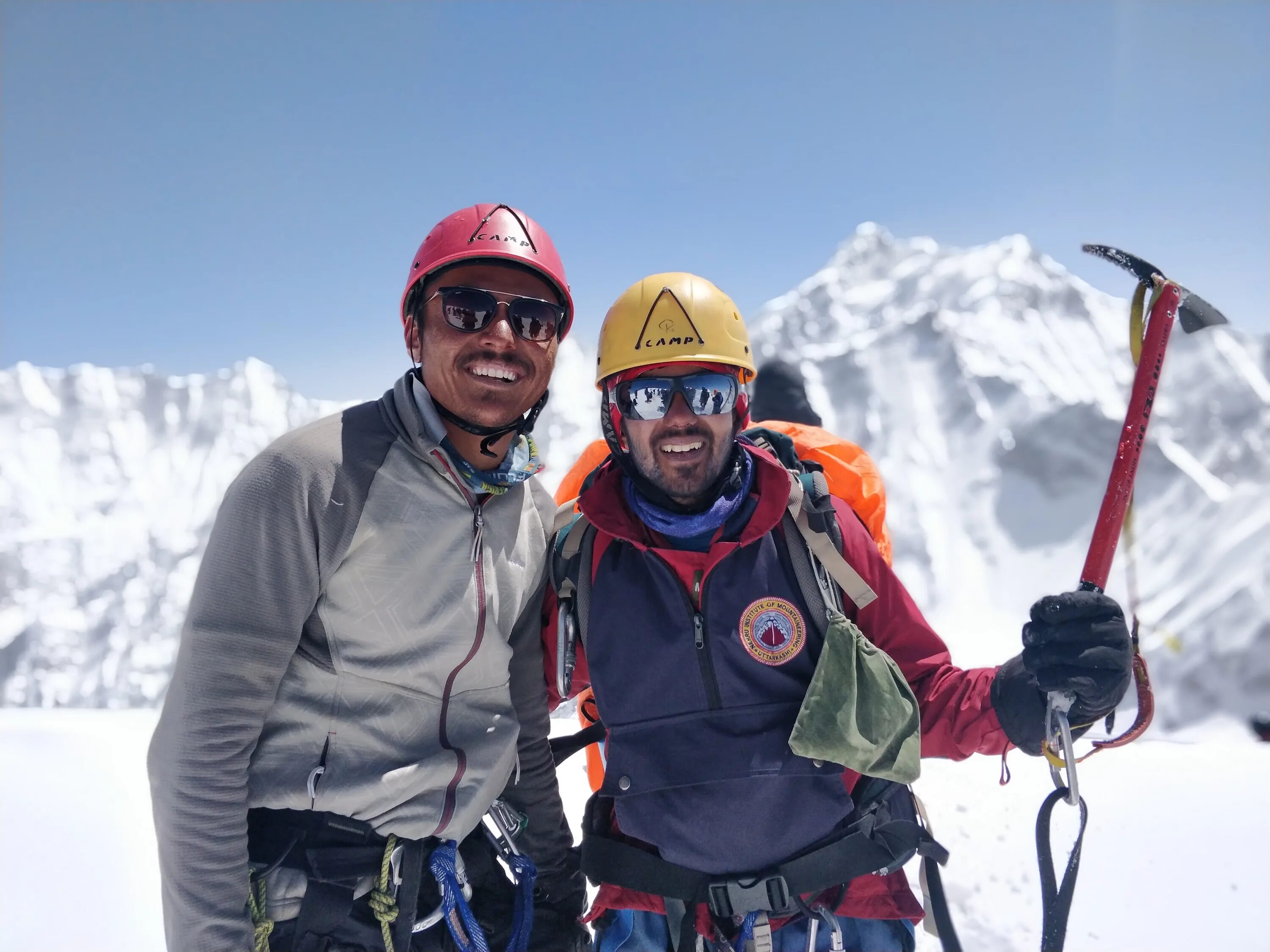 Сколько нужно подниматься на эверест. Непал восхождение на Эверест. Эверест гора Покорители. Вершины: Джомолунгма (Эверест), Эльбрус.. Джомолунгма Покорители.