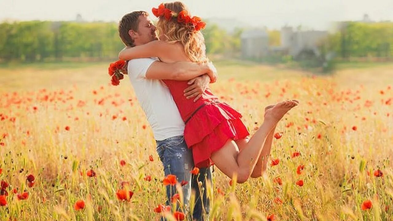 Привет пары. Поцелуй молодых девушек романтический. Русские девушки поцелует.
