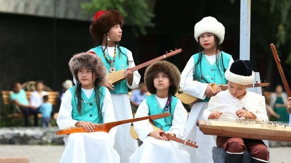 Музыкальные инструменты киргизов. Комуз фото. Киргизские национальные музыкальные инструменты комуз. Комуз фото. Кыргызский национальный инструмент комуз.