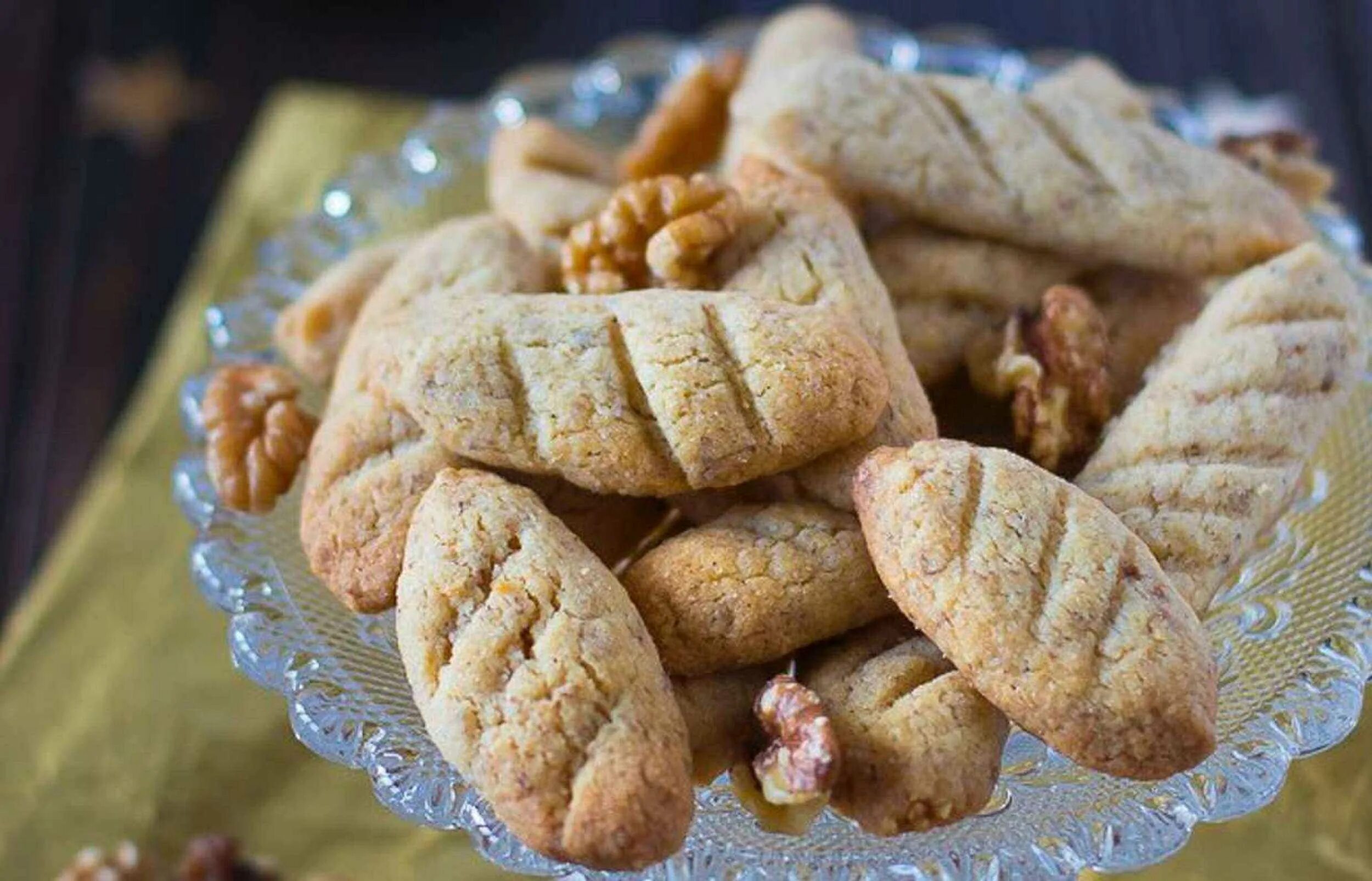 Печенье посыпанное орехами. Печенье с грецкими орехами. Песочное печенье с орехами. Песочное печенье с грецкими орехами. Печенье с ореховой начинкой.