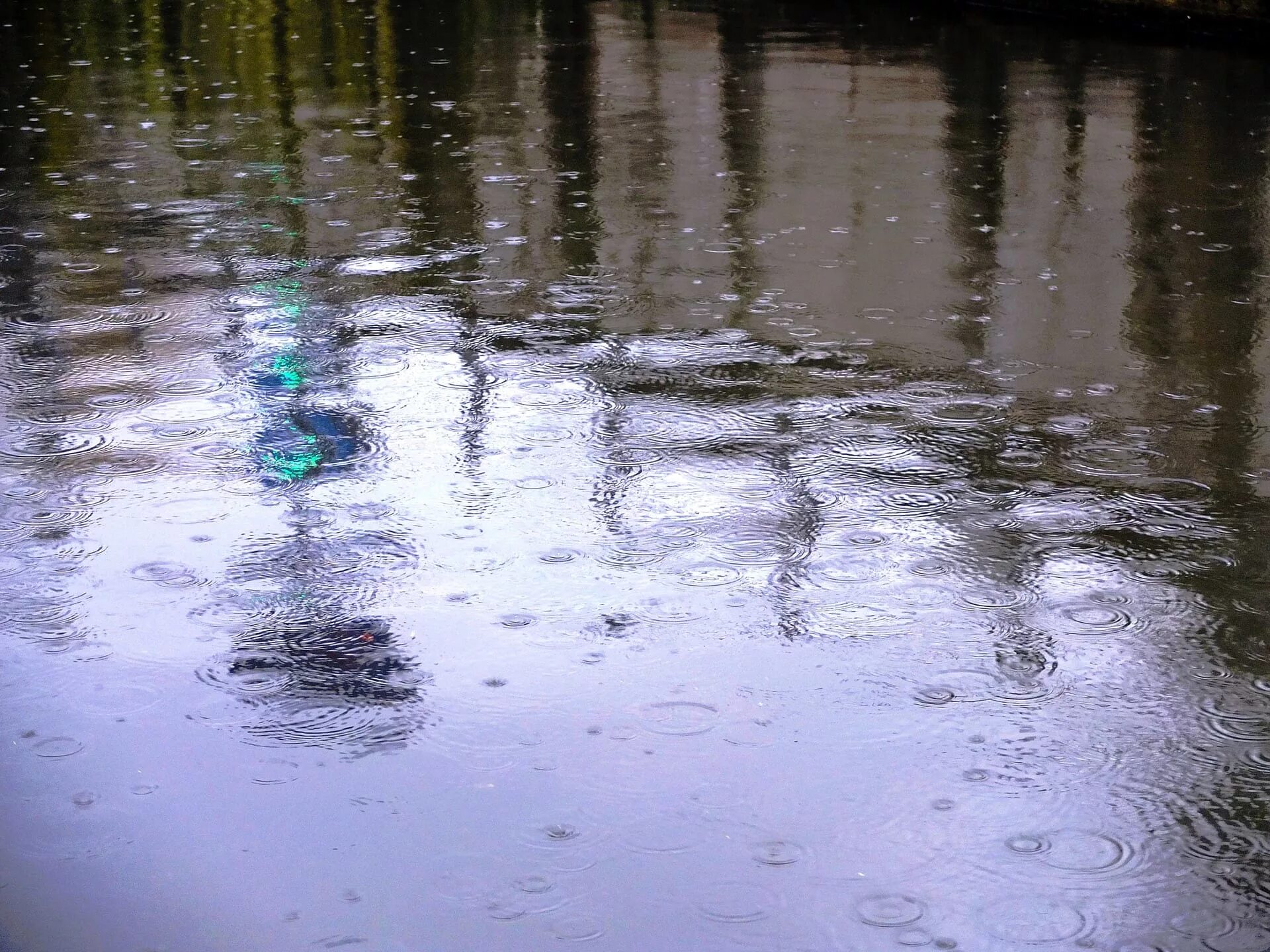 Лужа воды. Лужи после дождя. Ливень. Отражение в луже. Везде лужи воды