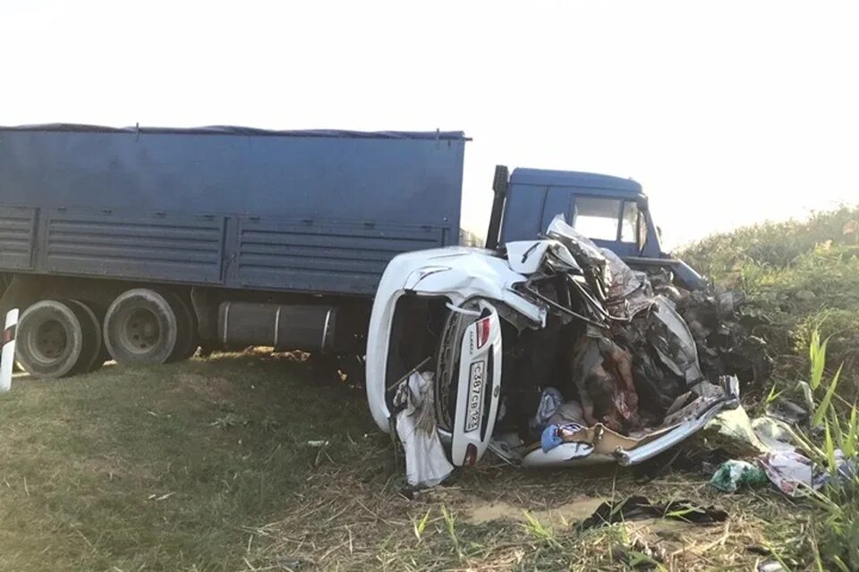 Дтп два камаза краснодар. Дтп краснодар ейск сегодня на трассе. Дтп краснодарский край камаз. Легковушка залетела под камаз. Дтп в славянском районе 22.