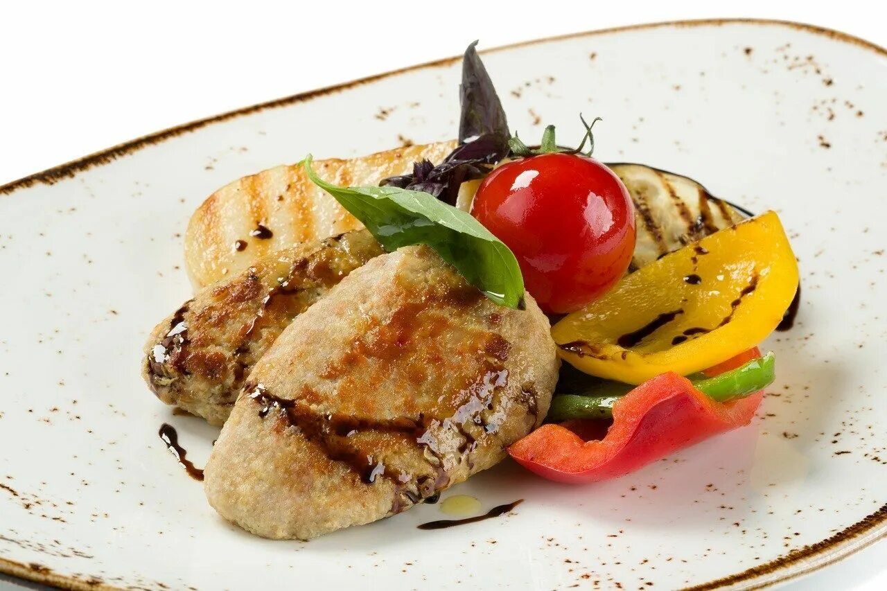 Блюда из курицы в ресторане. Куриная грудка с овощами гриль. ресторанные блюда из курицы. куриное филе на гриле с овощами. ресторанные блюда из птицы.