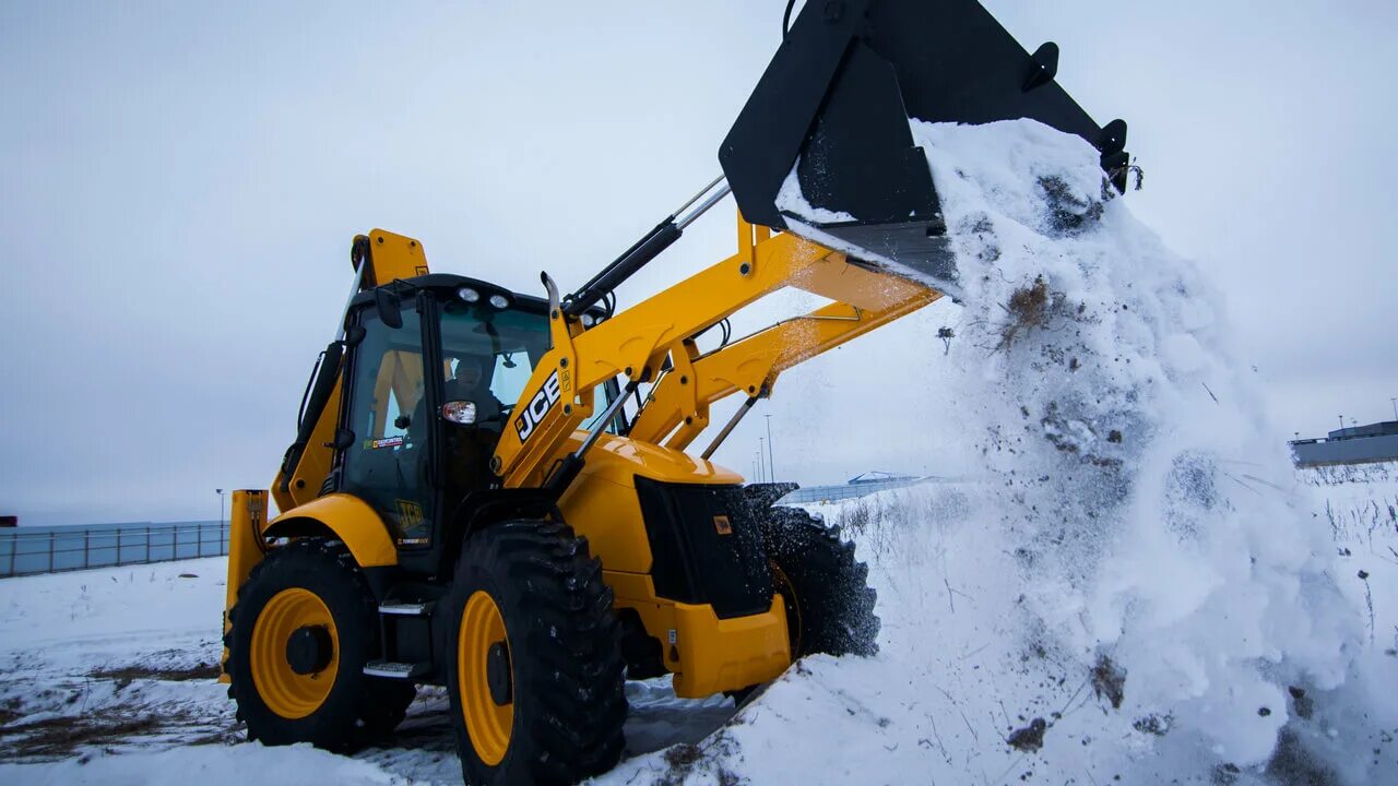 Аренда трактора снег. Равноколесный экскаватор погрузчик JCB. JCB 4cx зима. Уборка снега экскаватором погрузчиком JCB. Фронтальный погрузчик JCB 3cx.