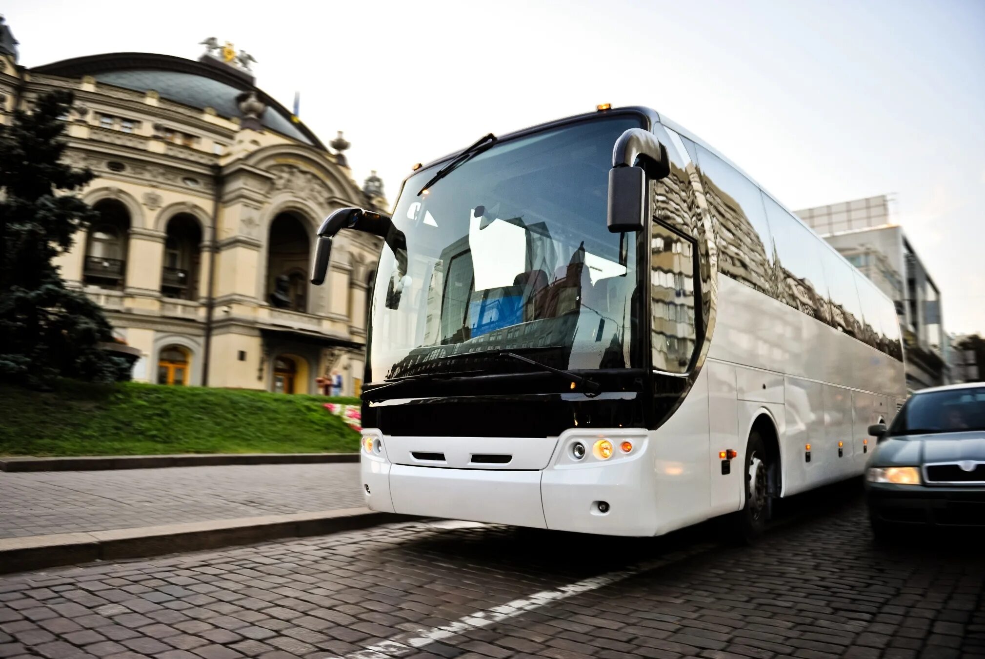 Туристические автобусные туры. Автобус. Автобусный тур. Большой экскурсионный автобус. Пассажирский автобус.