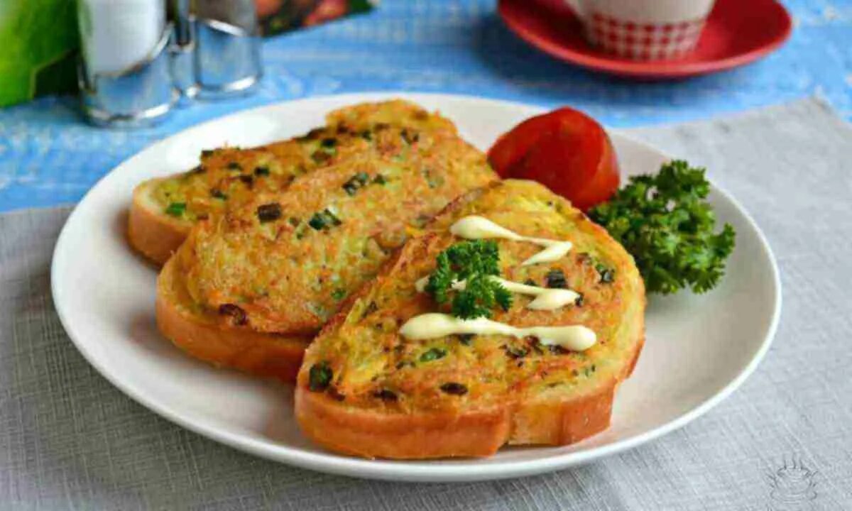 Горячий бутерброд с луком и яйцом. Горячие бутерброды. бутерброды гренки. бутерброд из батона. гренки с картофелем.