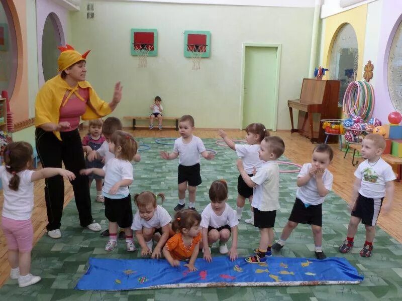 Картинка дети в детском саду. Сюжетный урок по физической культуре. Сюжетное физкультурное занятие. Сюжетные картинки. Дети и воспитатель на занятии.