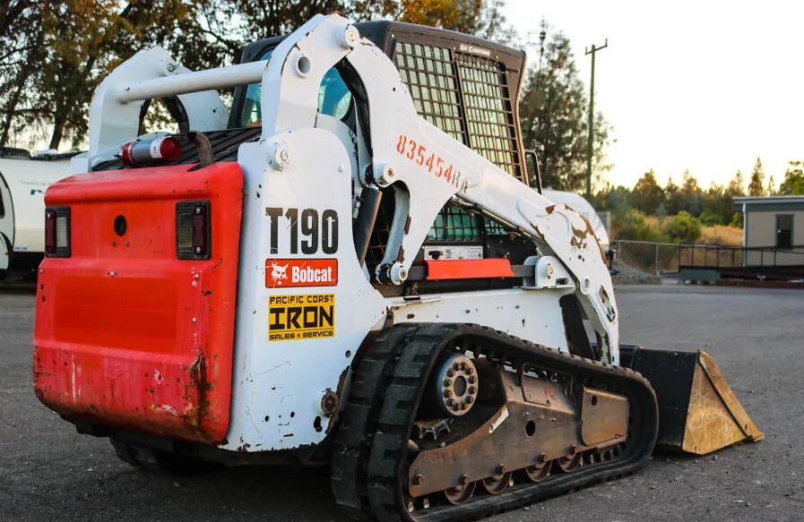 Bobcat купить bobcat pro. Бобкэт т190. Гусеничный мини-погрузчик Bobcat т190. Bobcat t190 кабина. Bobcat t190 сигнал.